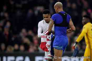 Ajax-debutant Danilo wisselt op veld shirtje met plaaggeest Deyverson