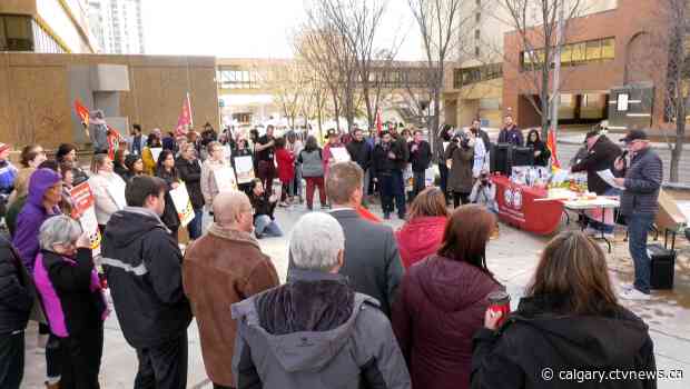 Rally in downtown Calgary against error-plagued Phoenix pay system