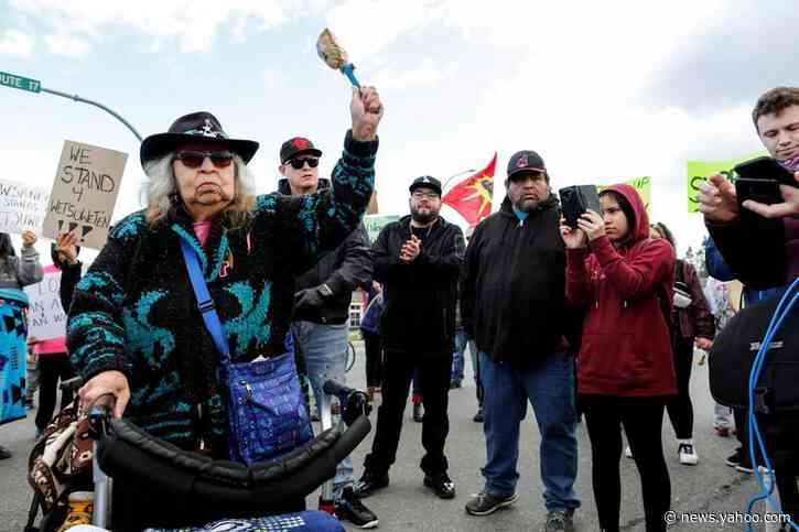 Canada to hold talks with indigenous group in bid to end blockades