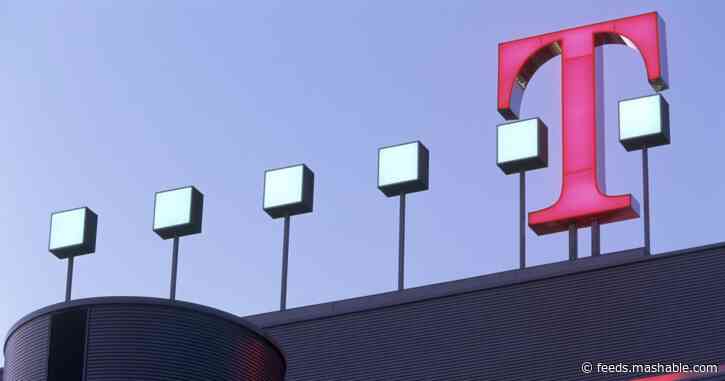 U.S. wireless carriers face $200 million in FCC fines for mishandling customer data