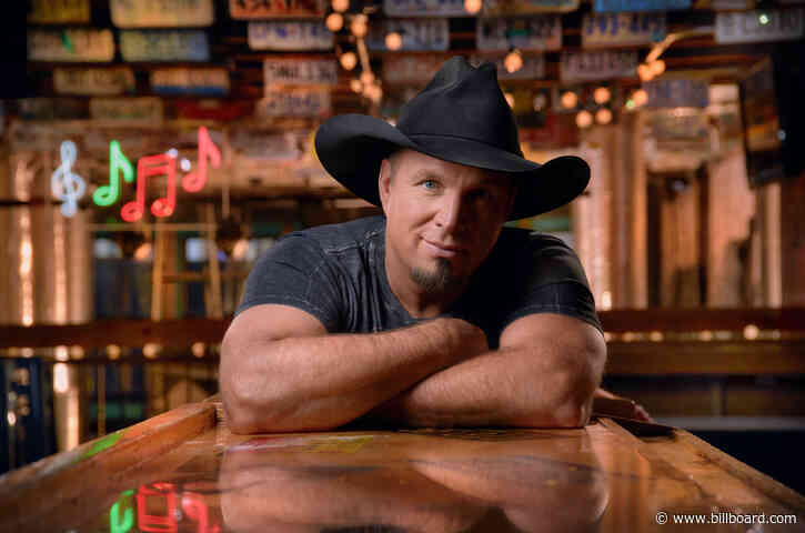 Confused Fans Rip Garth Brooks for Wearing ‘Sanders’ Jersey