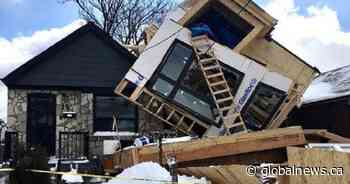 Toronto house under construction collapses, falls into home next door - Global News