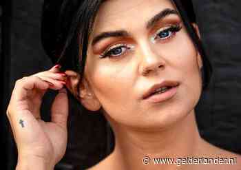 Roxeanne hijst zich in strak pakje en Inge in tropische sferen