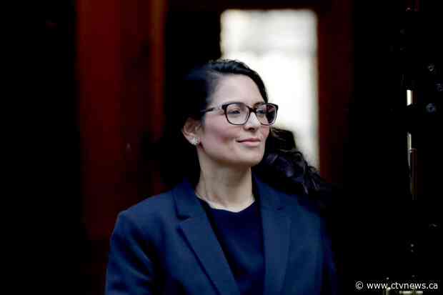 Top British civil servant quits over treatment by minister