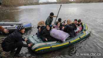 Shots fired as migrants try to cross into Greece from Turkey