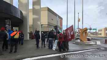 Unifor members picket Co-op annual meeting