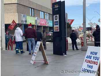 Unifor refinery workers picket Co-op annual meeting in Saskatoon