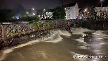 Storm Jorge: Strong winds follow ran and flooding