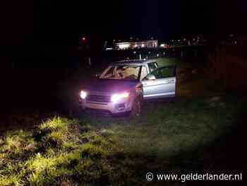 Range Rover vliegt van afrit bij Doetinchem en zit vast in de modder