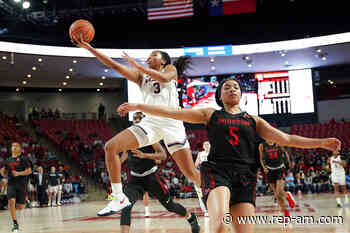 UConn women stroll to rout of Houston - Waterbury Republican American