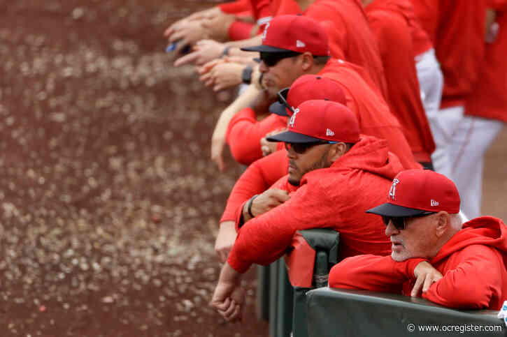 Angels use eight-run burst to cruise past Giants