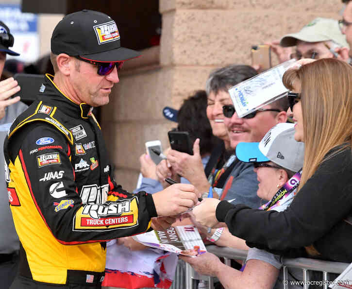 NASCAR: Clint Bowyer claims pole position for Auto Club 400 in Fontana