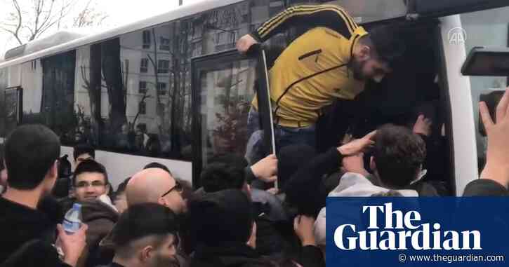 Refugees in Istanbul rush to board coach to reach Turkish border to Europe – video