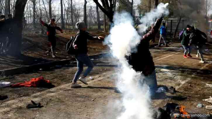 Greece pushes back at migrants on Turkish border