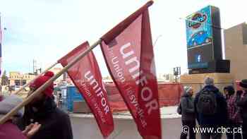 Unifor members protest Co-op AGM in Saskatoon - CBC.ca