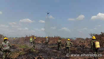 Con helicóptero tratan de apagar el fuego en la Ciénaga de Corralito, Cereté - El Heraldo (Colombia)