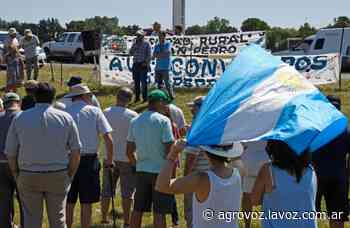 Ruralistas se reunieron al costado de la autopista hacia Buenos Aires para escuchar a Fernández - La Voz del Interior