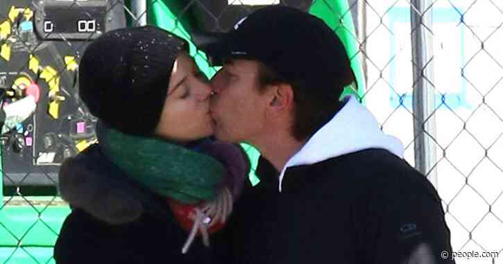 Ewan McGregor and Mary Elizabeth Winstead Pack On the PDA in New York City with a Kiss