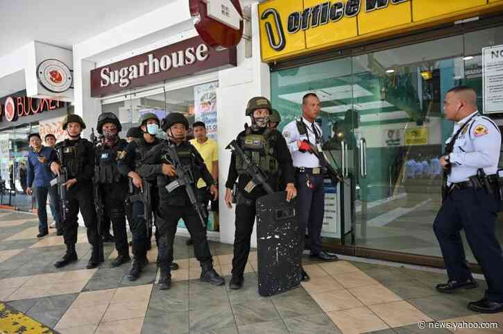 Manila mall hostage-taker surrenders