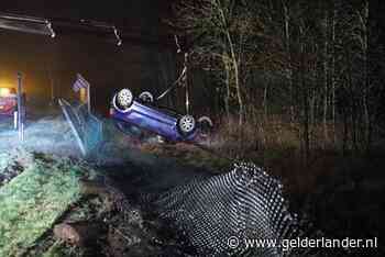 Auto ramt verkeersbord en belandt op de kop op het Defensieterrein in Deelen