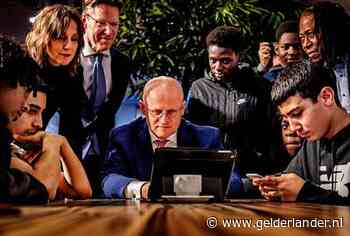 Na een dagje school is de minister er zeker van: er komt geen messenverbod