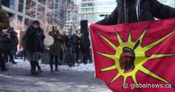 Crowd blocks downtown Toronto street in protest of mining convention - Global News