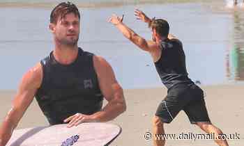Chris Hemsworth flaunts his muscular physique doing beach yoga - Daily Mail