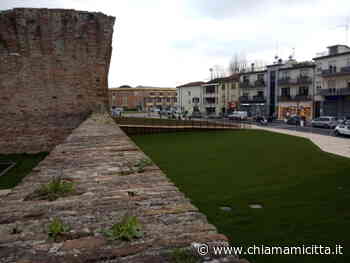 Rimini, l'onda di erba verde nel fossato di Castel Sismondo - FOTO - ChiamamiCittà