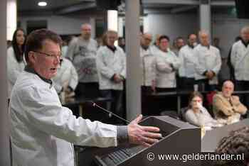 Hart onder de riem voor Tielse kaasboer die standplaats dreigt te verliezen: stil protest in zíjn bedrijfskleding