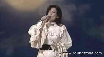 Flashback: Loretta Lynn Sings a Rousing Patsy Cline Medley