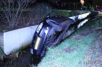 Auto in de sloot na aanrijding met brommer op de Meikade in Ede