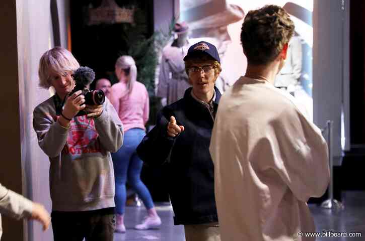 Watch an Undercover Justin Bieber Surprise Fans on ‘Friends’ Set