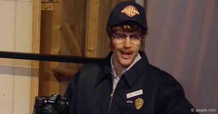 Justin Bieber Goes Undercover as Tour Guide at Friends Set — and Sings 'Smelly Cat'