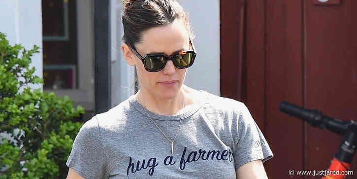 Jennifer Garner Wears 'Hug A Farmer' Tee After Quick Trip To Kentucky