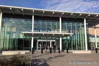 5 Toronto detention centre guards charged with aggravated assault in alleged attack on inmate - Global News