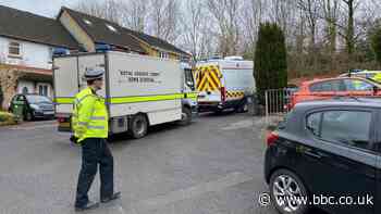 Heddlu gwrth-derfysgaeth yn arestio dyn 54 oed