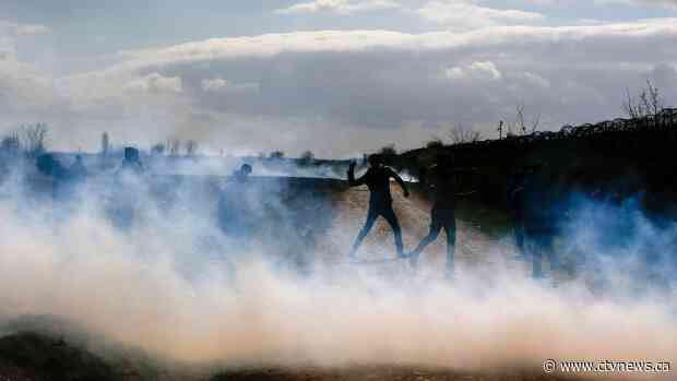 Tear gas sprayed across migrants at Turkey-Greece border