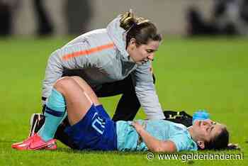 Van de Donk in tranen van het veld na enkelblessure