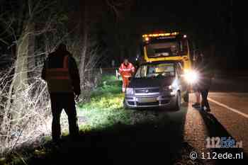 Automobilist vliegt uit bocht afslag A30 Scherpenzeel en belandt in de struiken