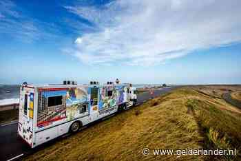 In de bibliobus leen je niet alleen boeken: ‘We zijn een soort mobiele dorpspomp’