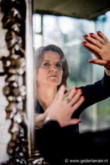 Antoinette verkocht haar bedrijven en werd schrijver: ‘De financiële wereld geeft stof genoeg voor thrillers’