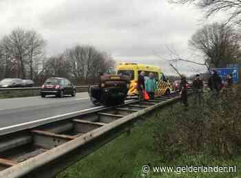 Auto met daarin meerdere kinderen slaat over de kop op de A30 bij Lunteren: één gewonde