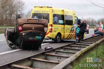 Auto slaat over de kop op de A30 bij Lunteren, kinderen ongedeerd