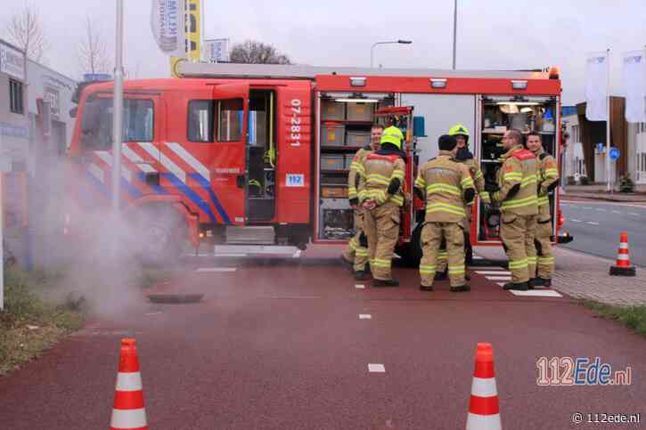 Brandweer opgeroepen voor stoom uit riool aan de Frankeneng in Ede