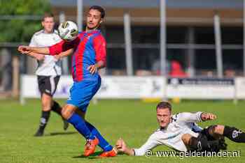 Voetbalteam Diosa loopt van het veld nadat speler kopstoot heeft gekregen en knock-out gaat