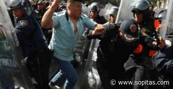 ¡Se armaron los cates! Taxistas y policías se enfrentan en Buenavista - Sopitas.com