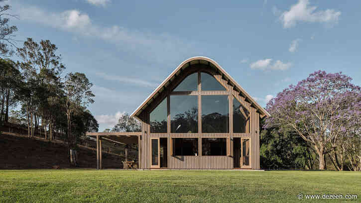 Paul Uhlmann Architects builds barn-like rural retreat in Australian bush