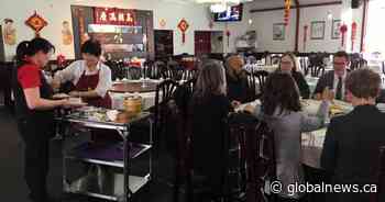 Politicians eat lunch in Edmonton’s Chinatown to support amid coronavirus concerns - Global News