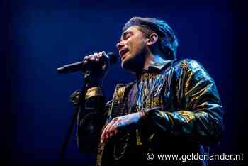 Waylon ontroert met afscheidsnummer voor Matthijs in DWDD