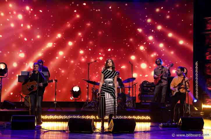 Coronavirus Could Sideline Mandy Moore’s Tour, But It Didn’t Keep Her From ‘Ellen’